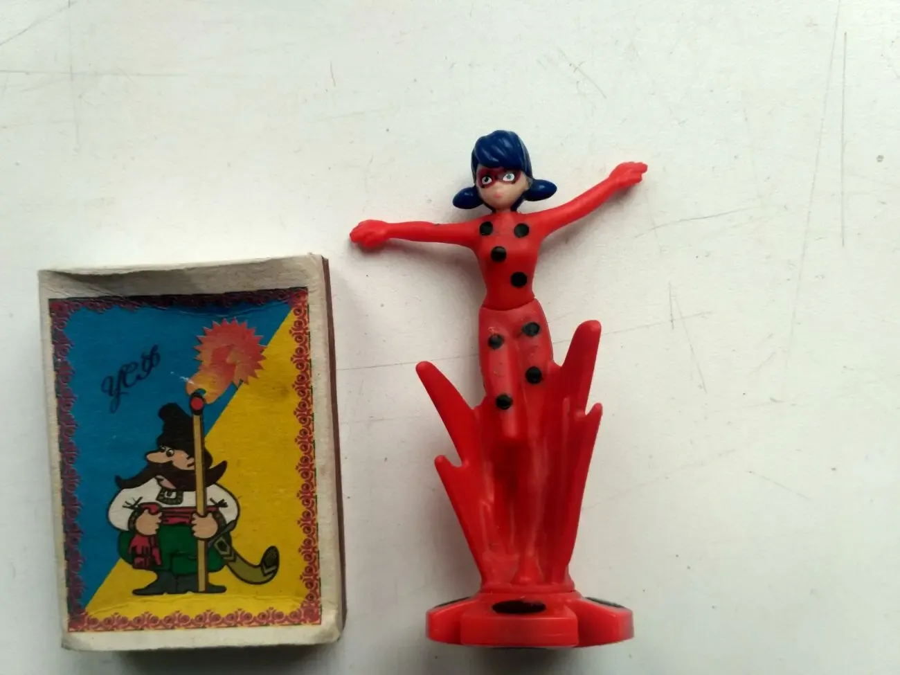 Игрушка киндер сюрприз фигурка красная Леди Баг 7