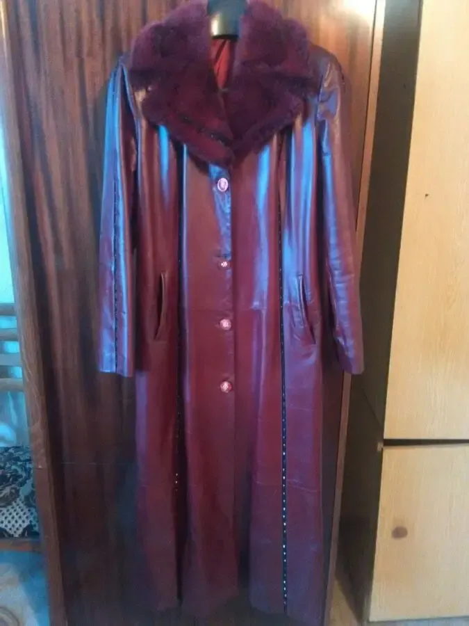 Женское кожаное, бордовое пальто - 20 dvd дисков в подарок.