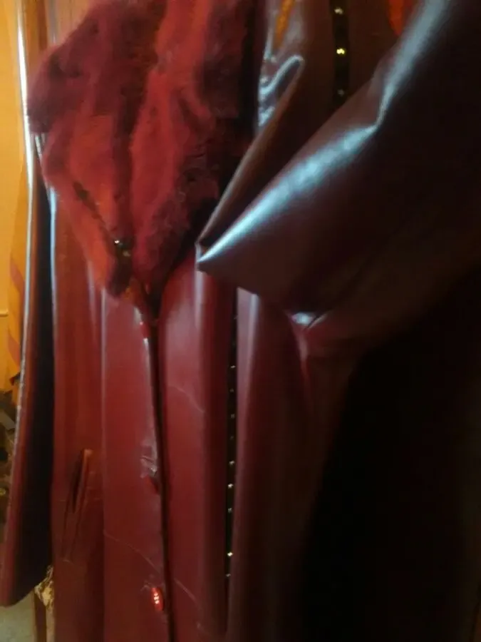 Женское кожаное, бордовое пальто - 20 dvd дисков в подарок. 5