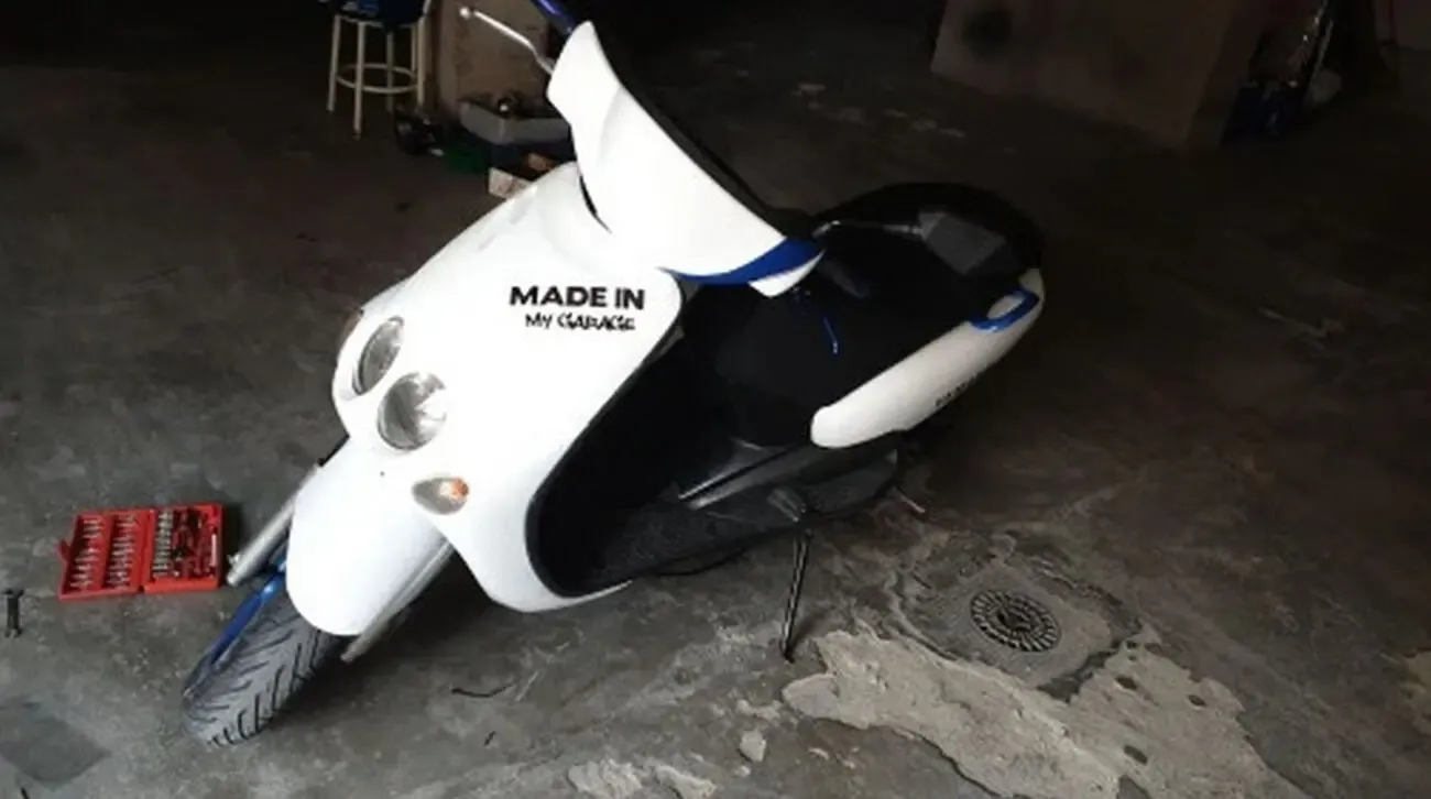 Наклейка на авто Made In My Garage Чёрная 6