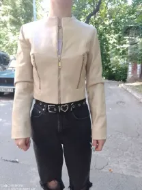 Продам новую женскую кожаную куртку бежевого цвета