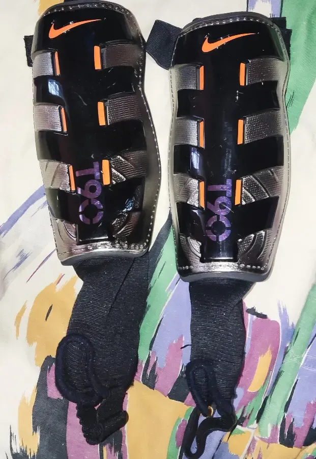 Футбольные щитки Nike T90