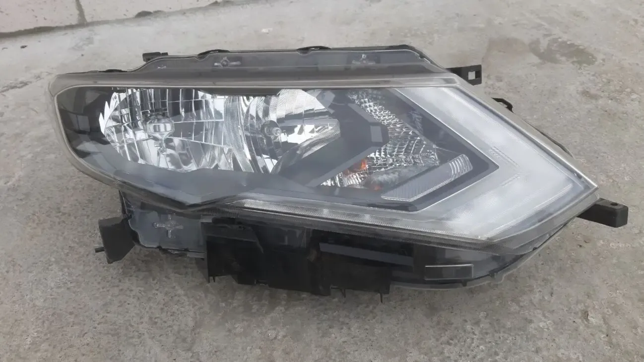 Nissan X-Trail T32 Фара правая 260106FP1A  260106-FP1A