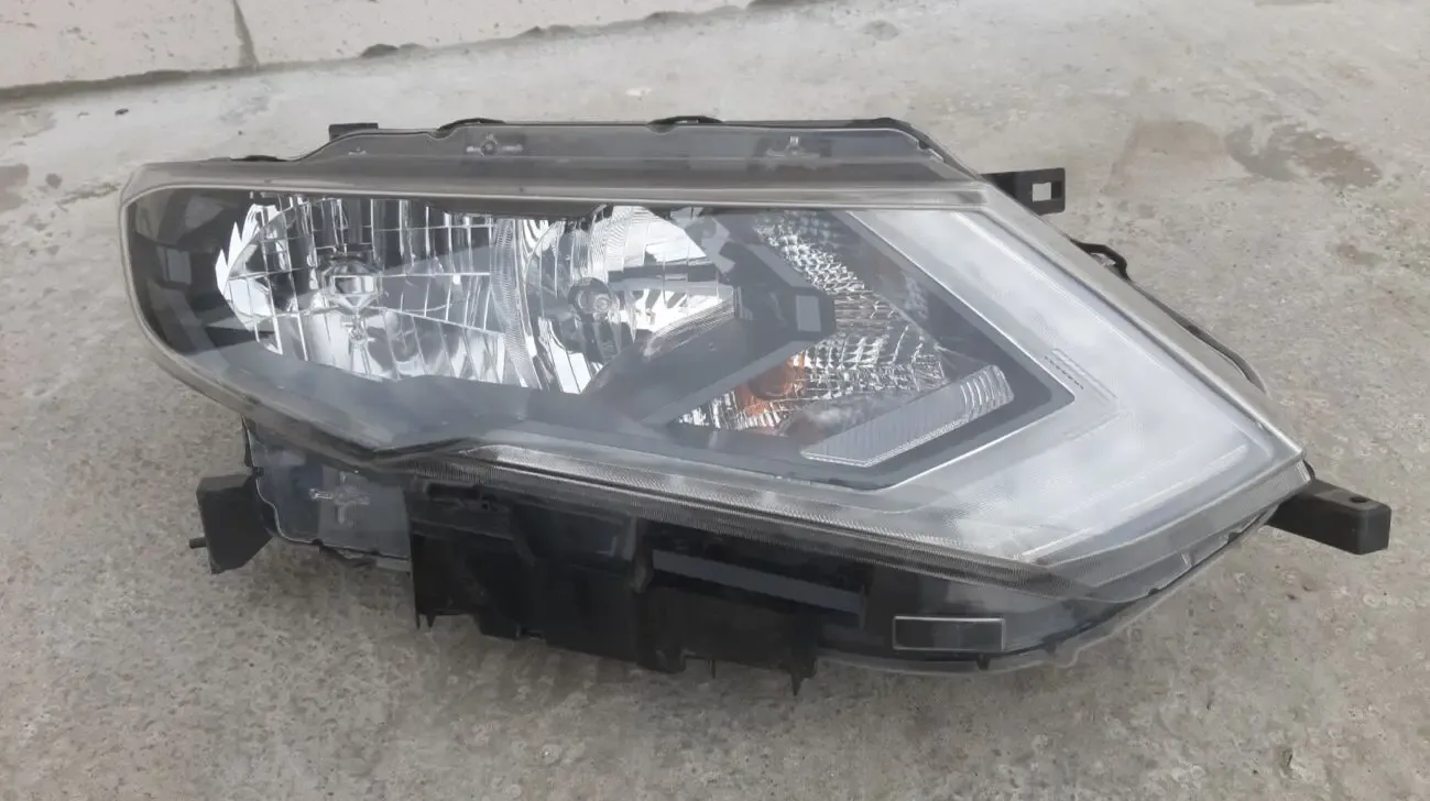 Nissan X-Trail T32 Фара правая 260106FP1A  260106-FP1A 2