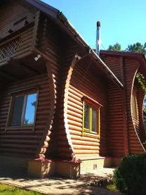 Будівництво дерев'яних будинків зі зрубу сосни.