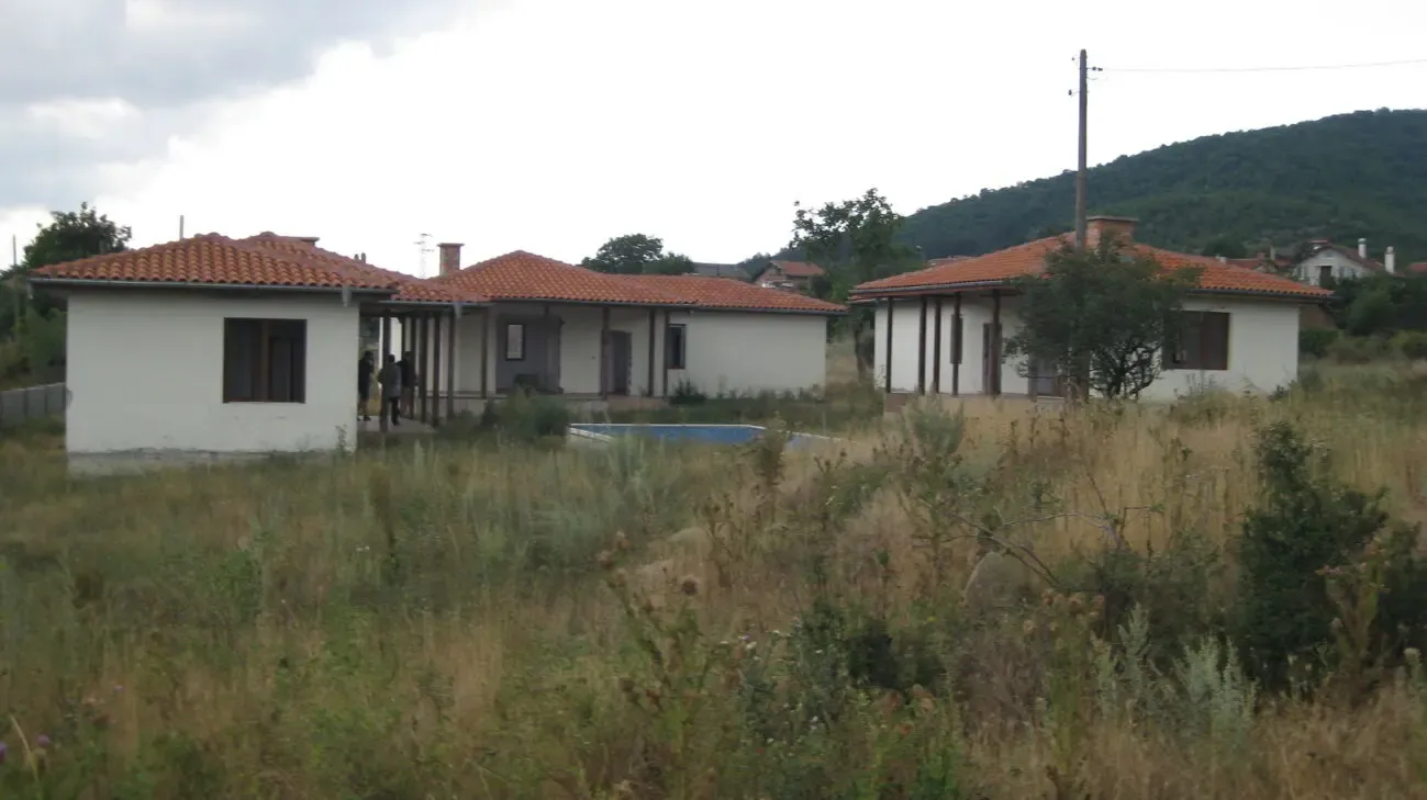 Незавершенный проект из 3 домов  24,2 км из Солнечный берег. Болгария