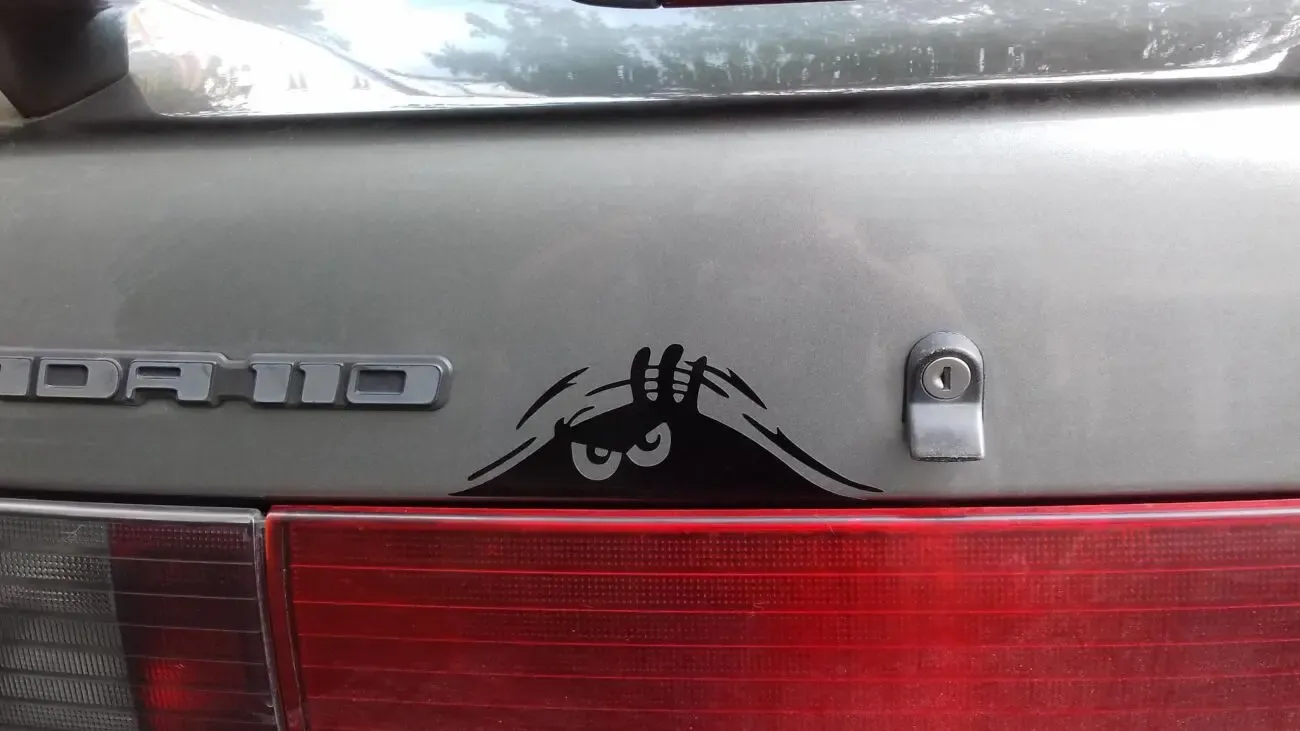 Наклейка на авто или мото Подглядывает Чёрная 7