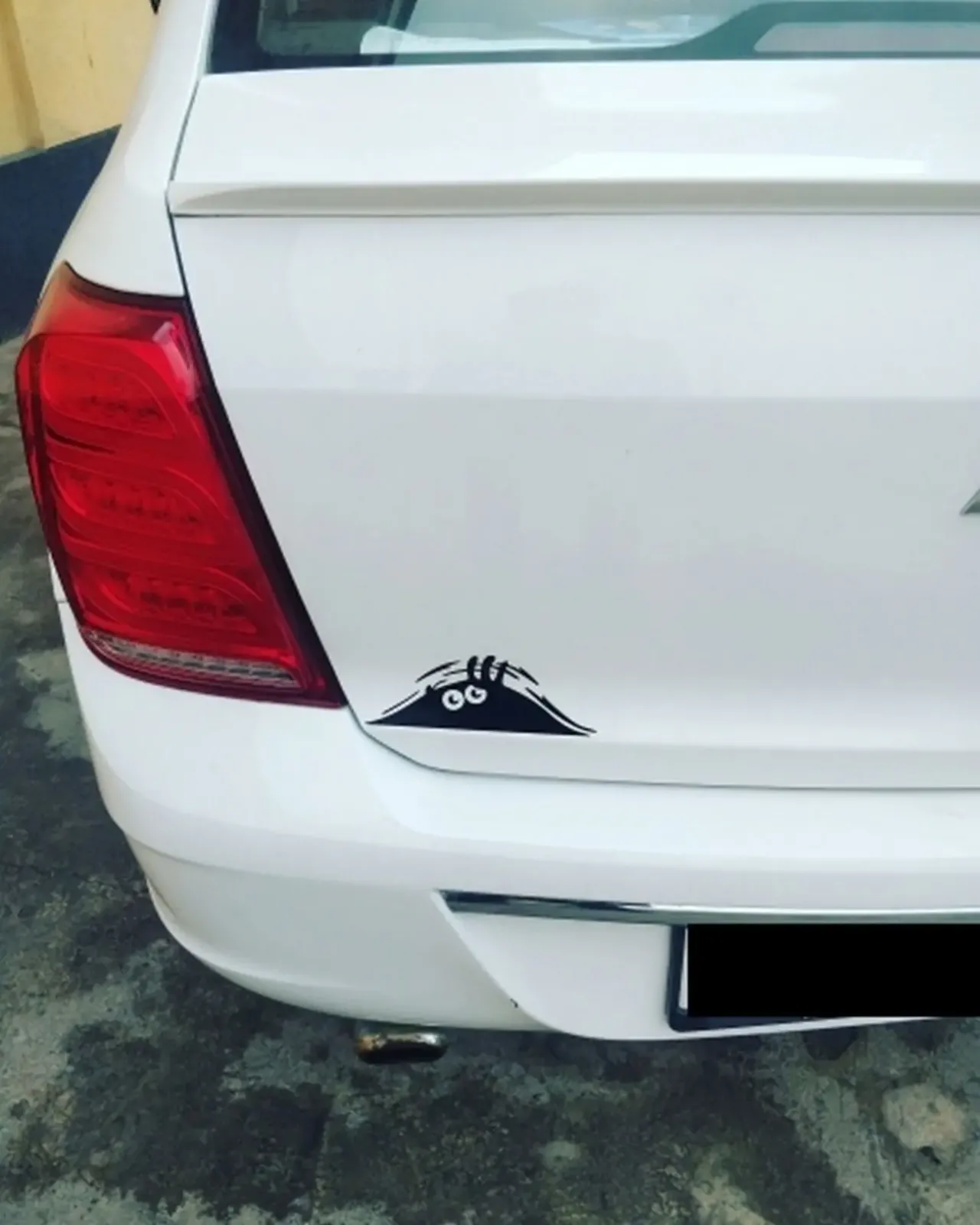 Наклейка на авто или мото Подглядывает Чёрная 4