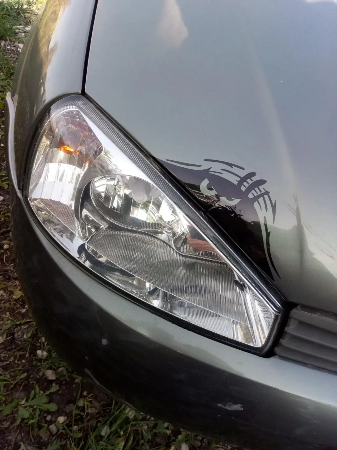 Наклейка на авто или мото Подглядывает Чёрная 3