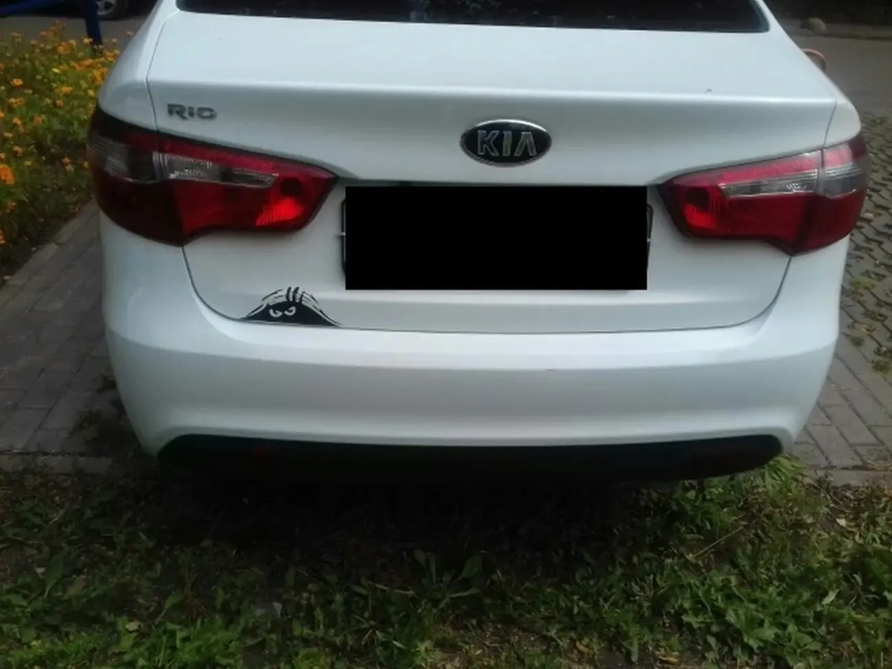 Наклейка на авто или мото Подглядывает Чёрная 8