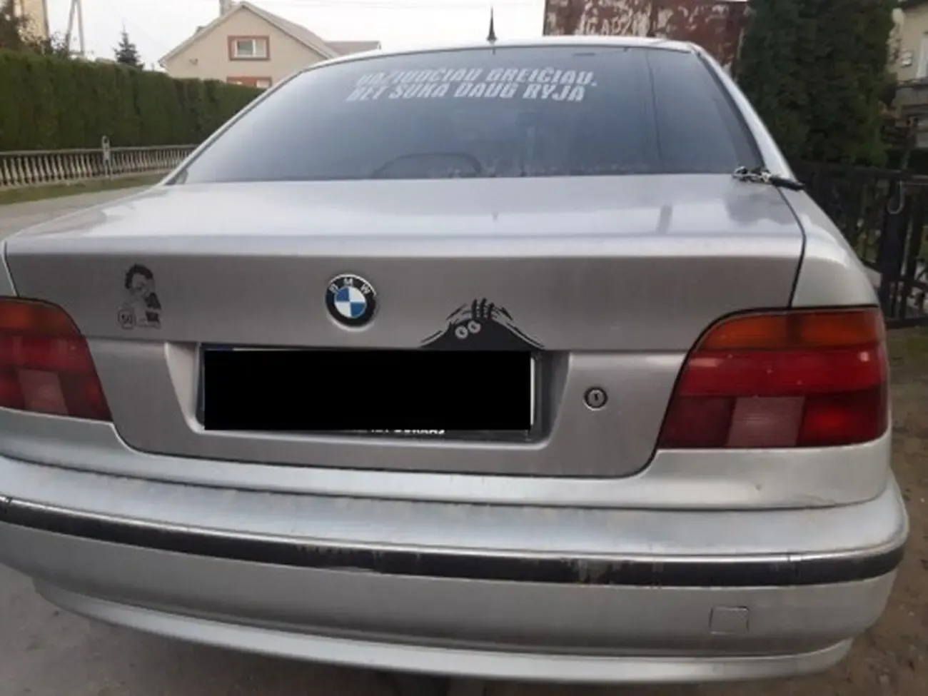 Наклейка на авто или мото Подглядывает Чёрная 5