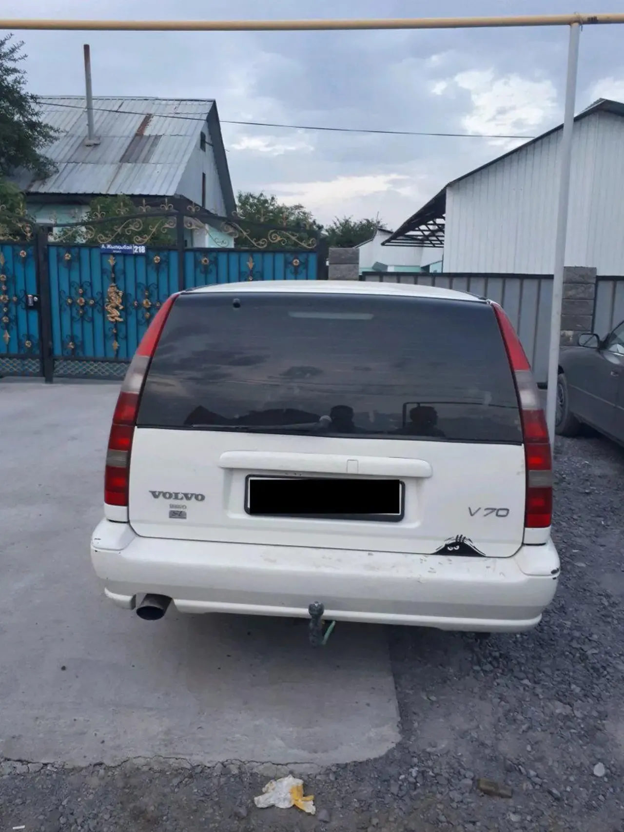 Наклейка на авто или мото Подглядывает Чёрная 2