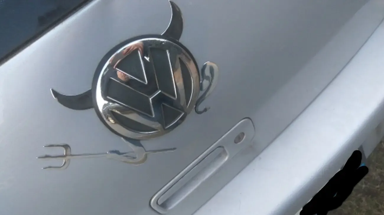 Выпуклая наклейка Чёртик Серебро на эмблему авто 5