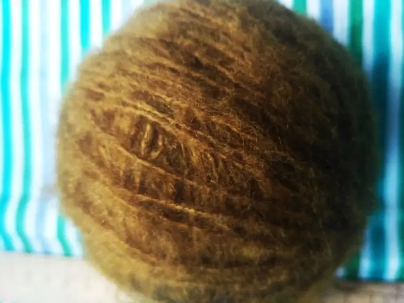 Пряжа нитки горчичного цвета пушистые мягкие 113 грамм 8