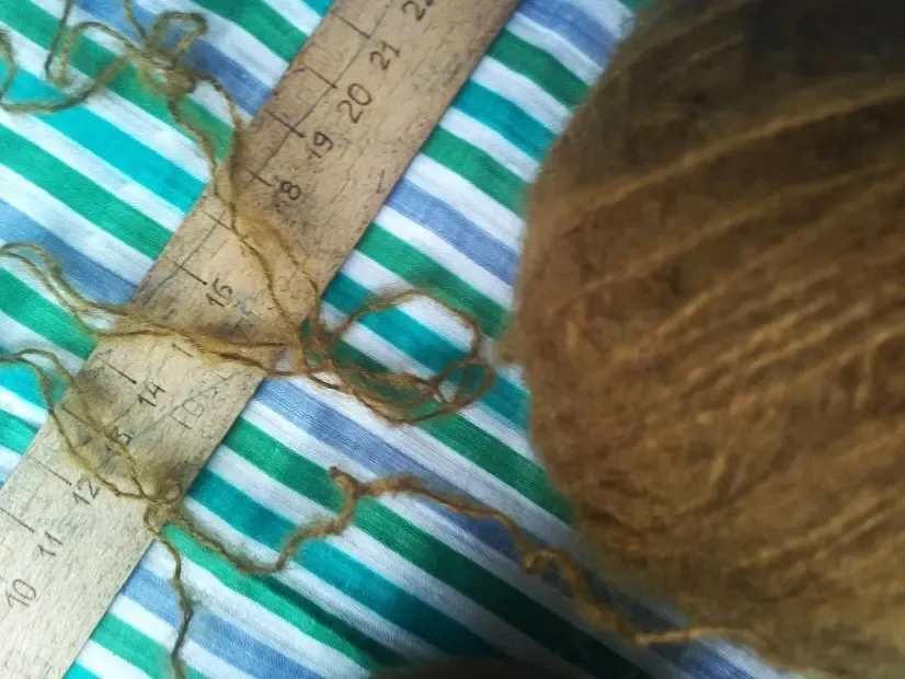 Пряжа нитки горчичного цвета пушистые мягкие 113 грамм 7