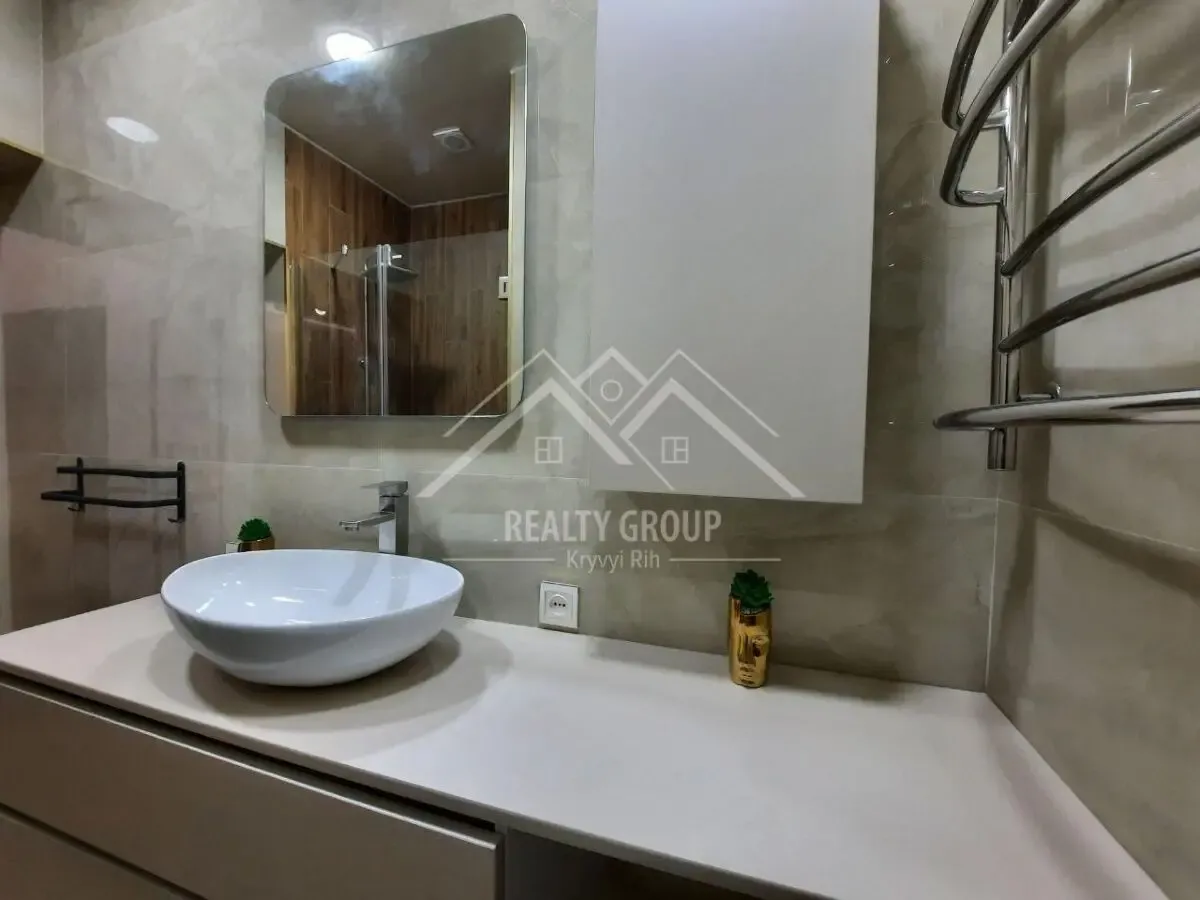 Продаж 2к сталінки з дизайнерським ремонтом пл.Володимира Великого 3