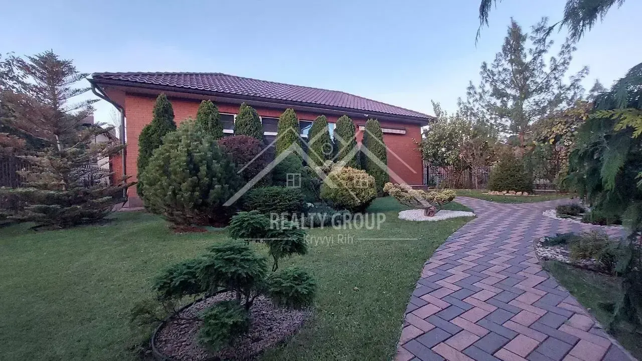 Продаж  будинку з басейном та гаражем у центрі міста на 95 5