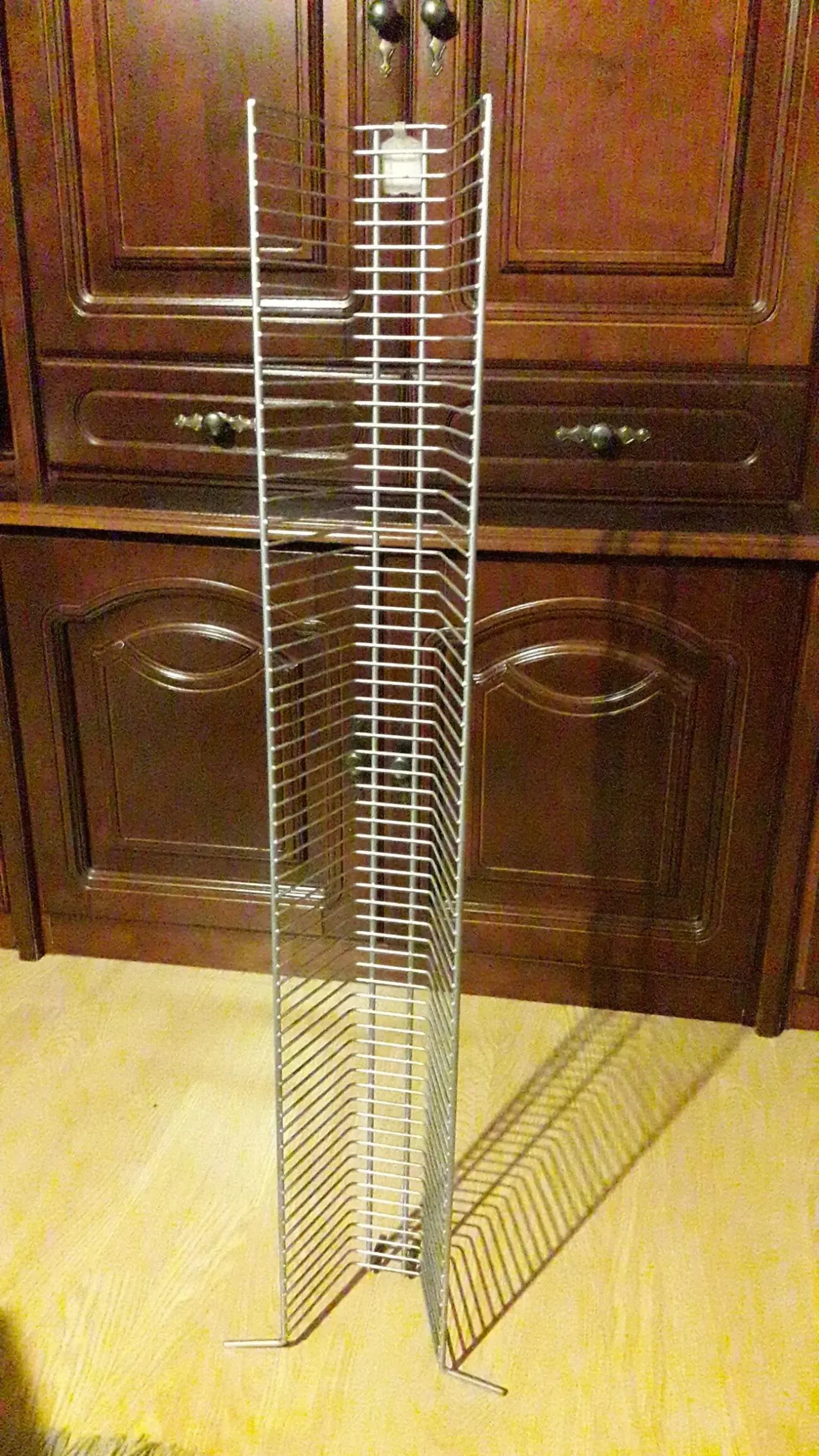 Стильная металлическая подставка для CD дисков.