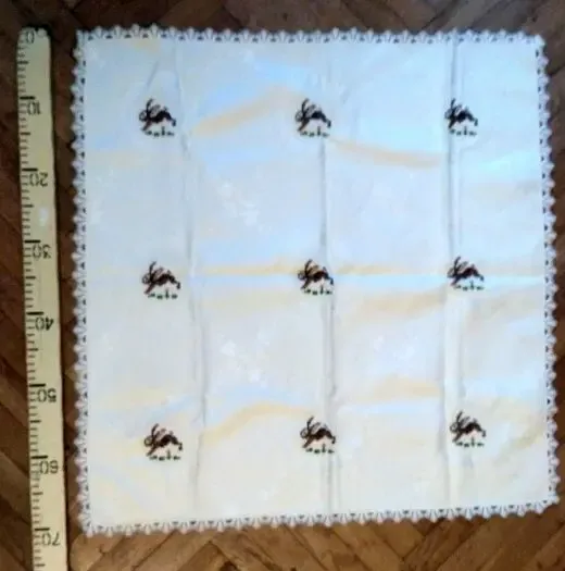 Скатерть салфетка накидка с ручной вышивкой Зайчики 8