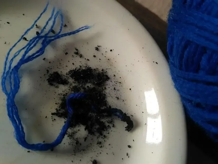 Пряжа нитки васильковая и белая шерсть 10