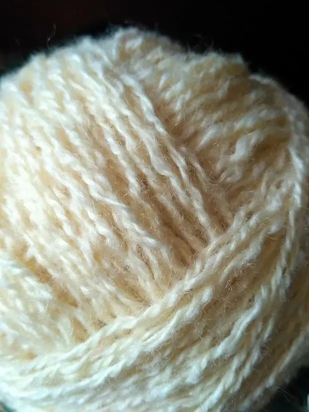 Пряжа нитки васильковая и белая шерсть 4