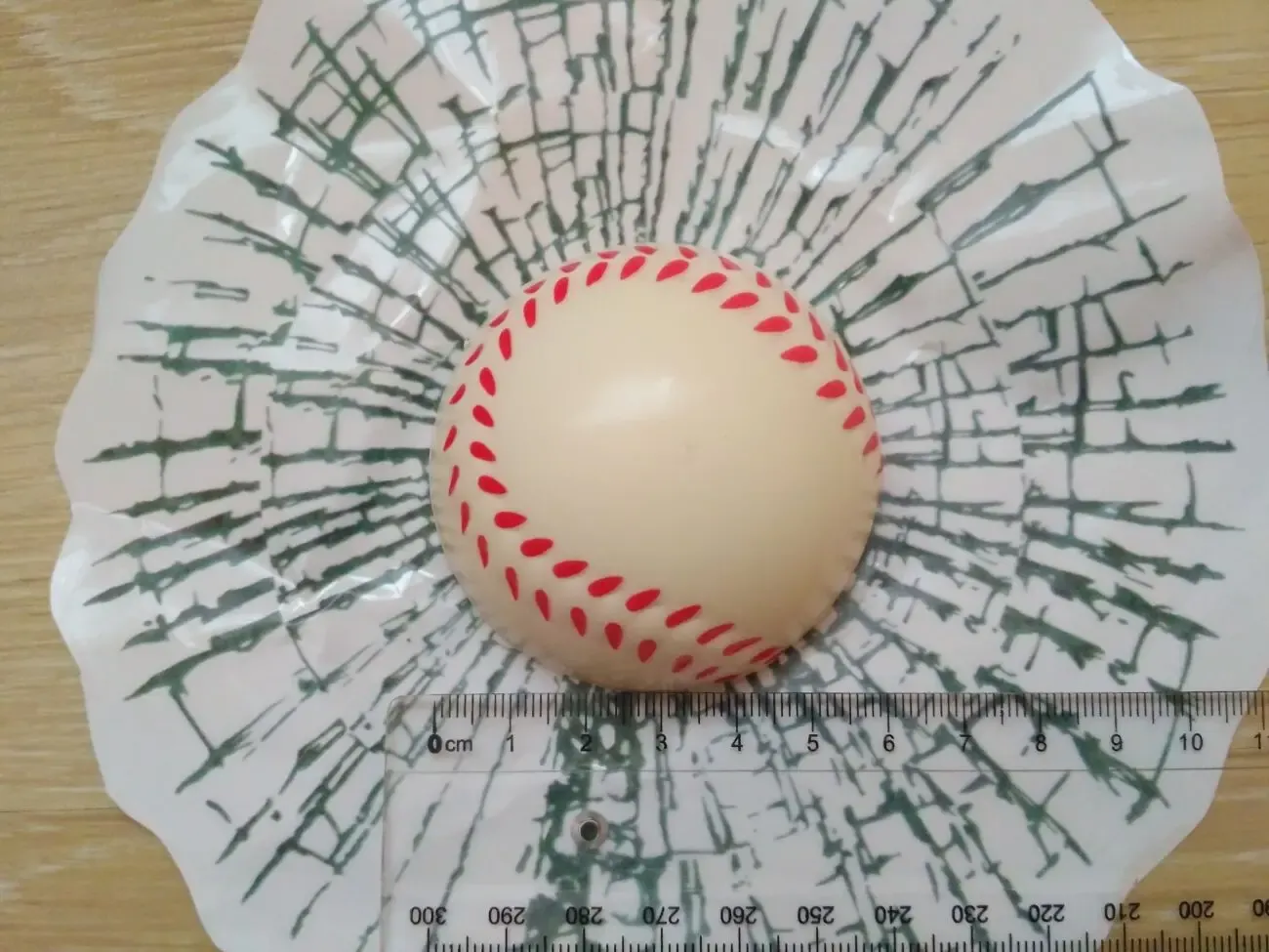 Мяч Бейсбольный в окне авто наклейка прикол 2