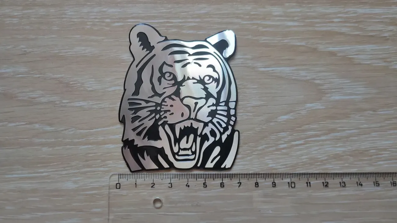 Наклейка на авто Тигр алюминиевая 2