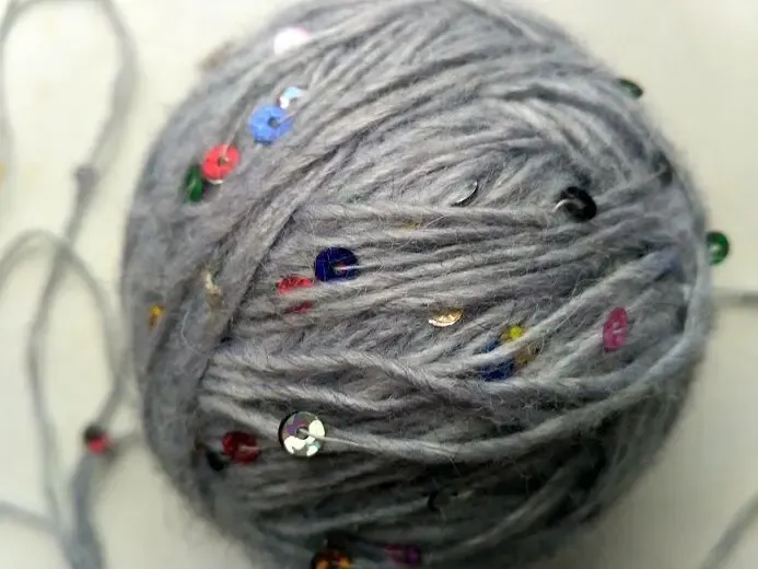 Пряжа нитки с пайетками серая с сиреневым оттенком Вес 48 гр