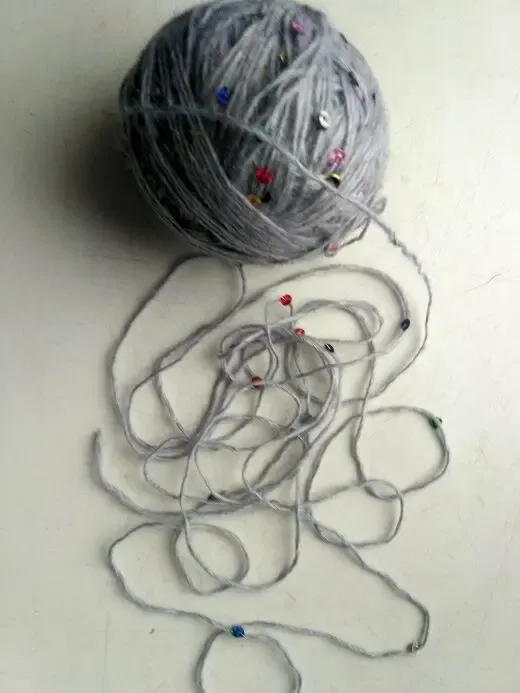 Пряжа нитки с пайетками серая с сиреневым оттенком Вес 48 гр 2