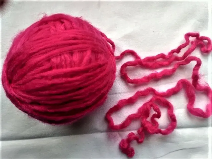 Пряжа нитки малиновые пушистые для рукоделия, поделок, вес  70 грамм 2