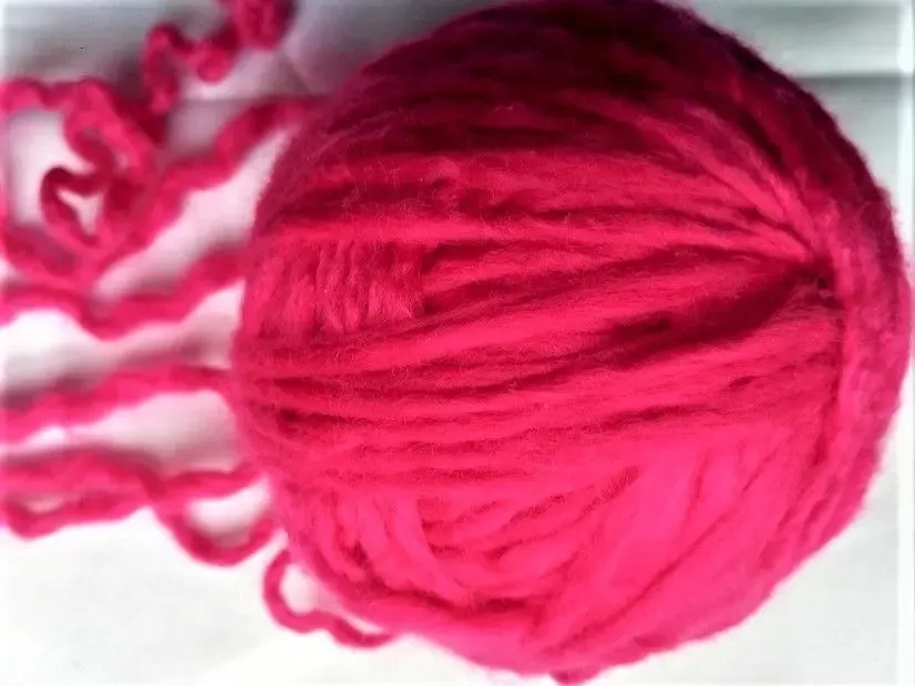 Пряжа нитки малиновые пушистые для рукоделия, поделок, вес  70 грамм 4