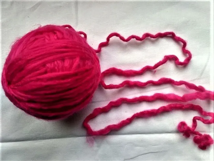 Пряжа нитки малиновые пушистые для рукоделия, поделок, вес  70 грамм 3
