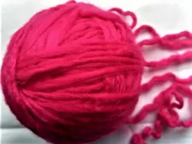 Пряжа нитки малиновые пушистые для рукоделия, поделок, вес  70 грамм
