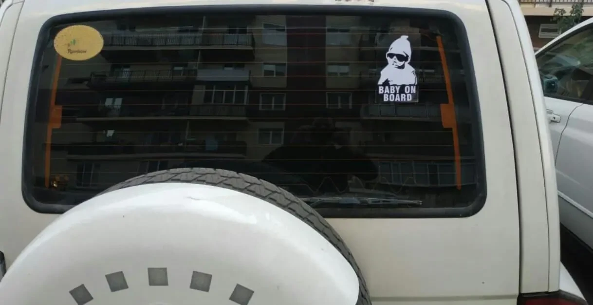 Наклейка Baby On Board Белая светоотражающая на авто 7