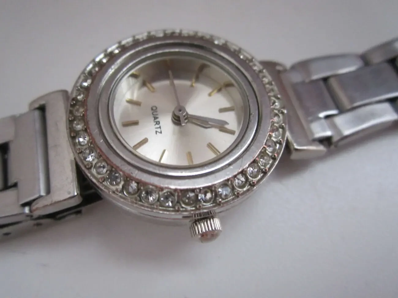 Часы женские с цирконами. На ходу. Кварц