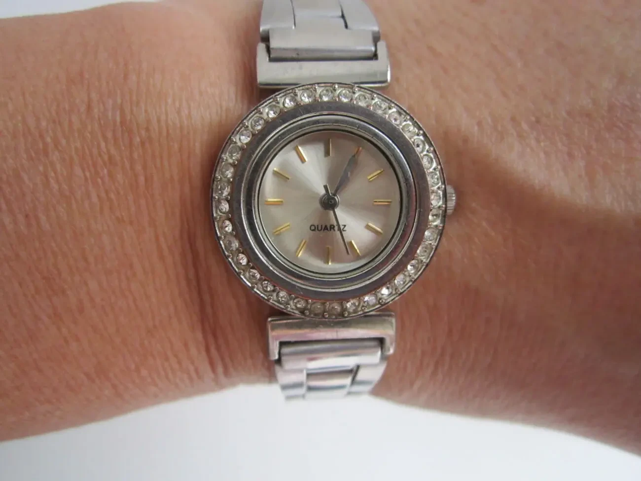 Часы женские с цирконами. На ходу. Кварц 7