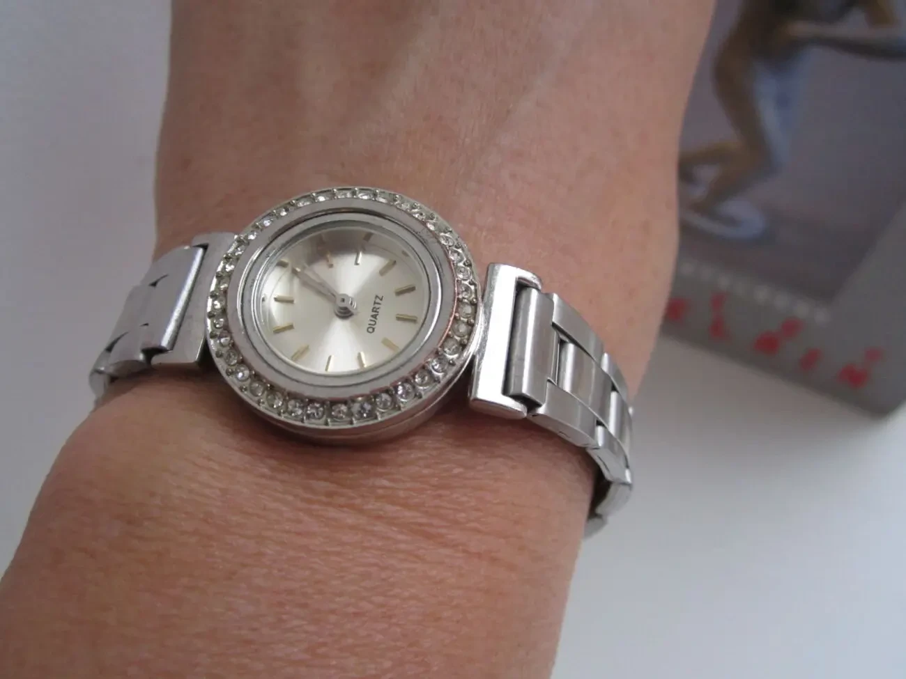 Часы женские с цирконами. На ходу. Кварц 4