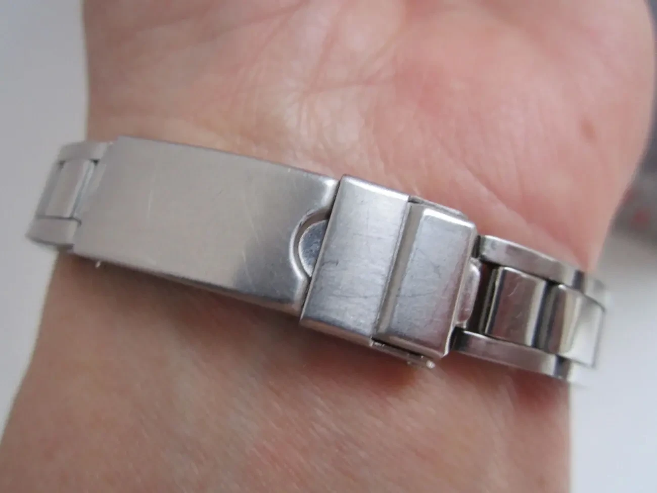 Часы женские с цирконами. На ходу. Кварц 5