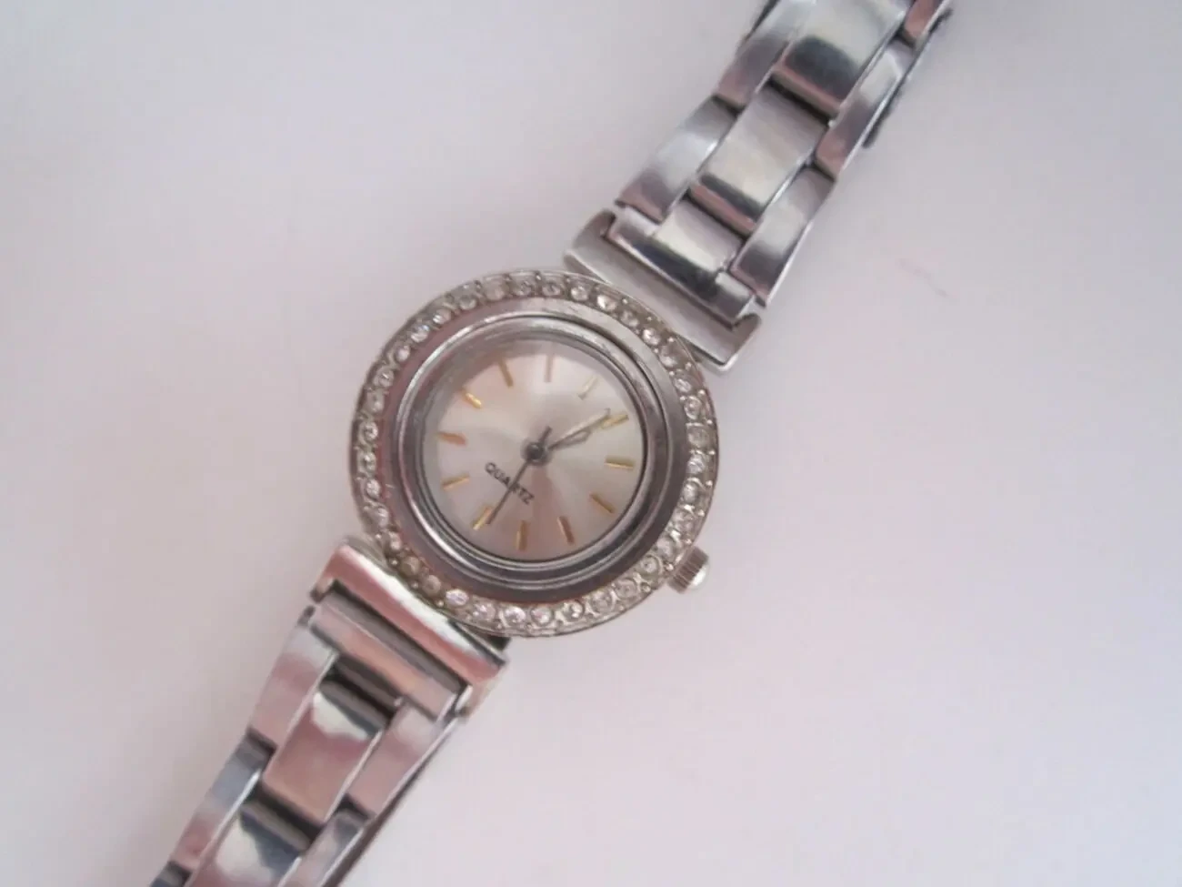 Часы женские с цирконами. На ходу. Кварц 3