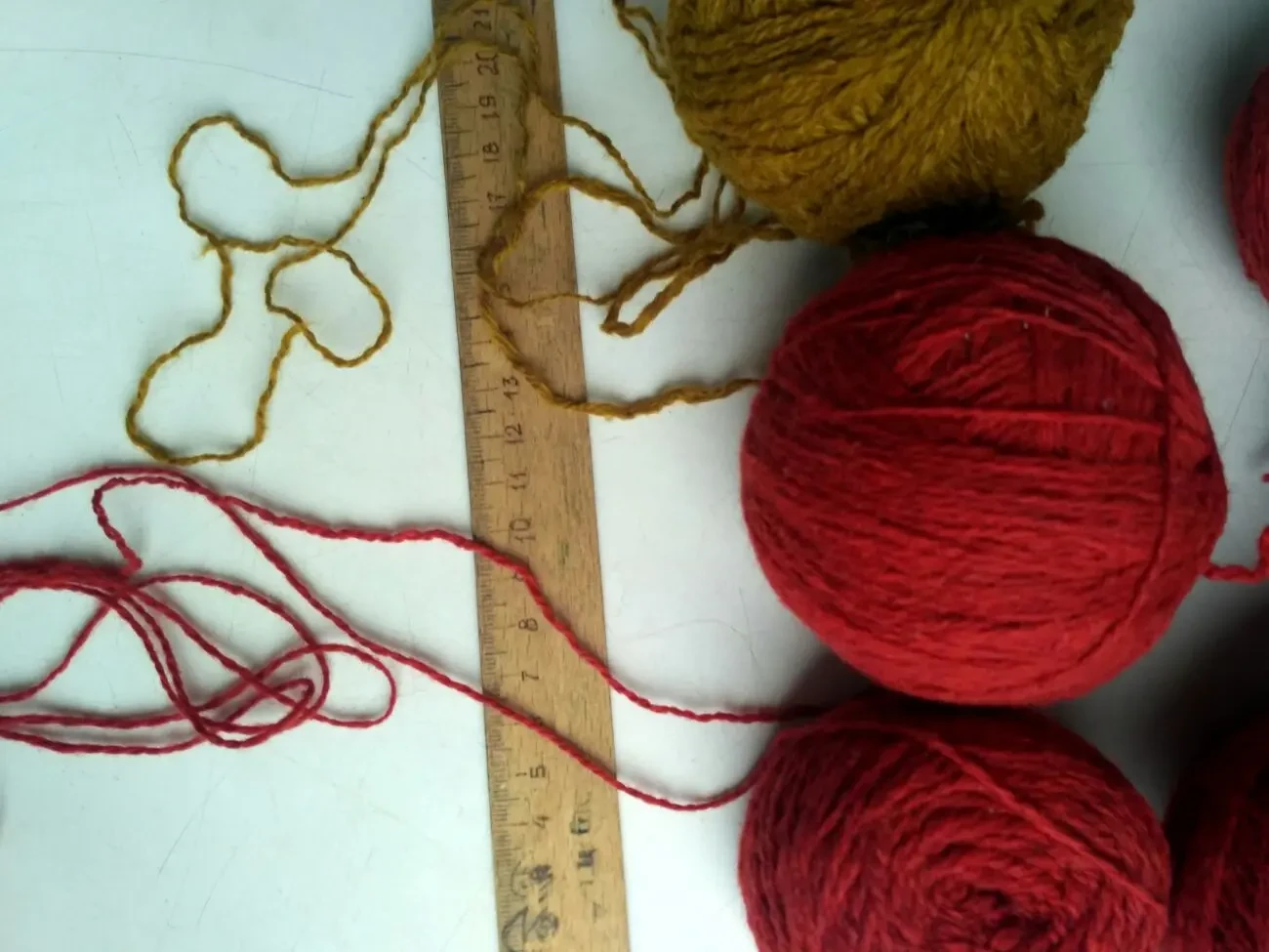 Пряжа нитки т-красная и горчичная. Шерсть Общий вес  430 гр 7