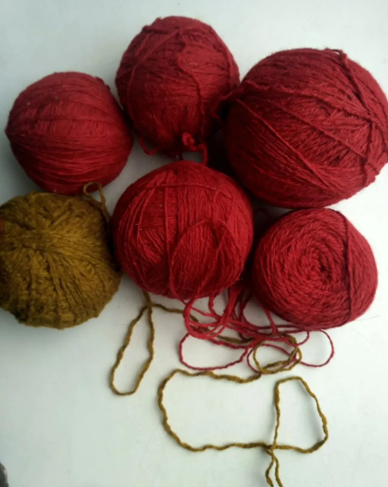 Пряжа нитки т-красная и горчичная. Шерсть Общий вес  430 гр 2