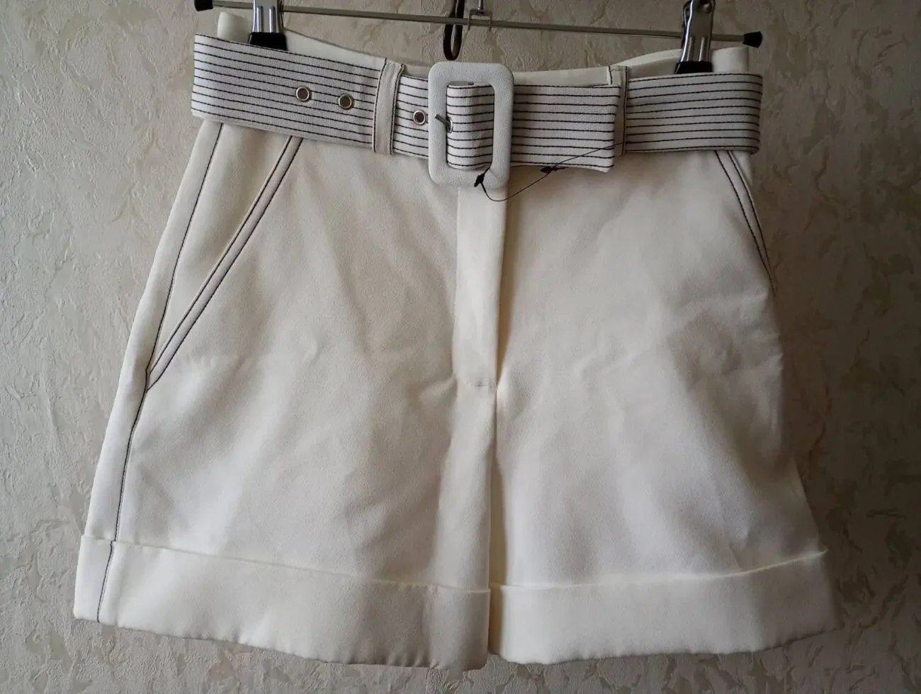 Новые женские белые шорты - 3 dvd диска в подарок.