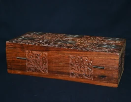 Старинная деревянная шкатулка