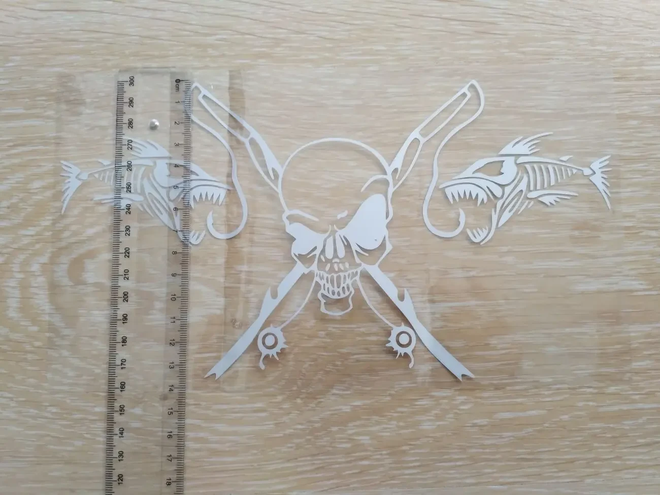 Наклейка на авто Рыбаловный череп Белая светоотражающая 5