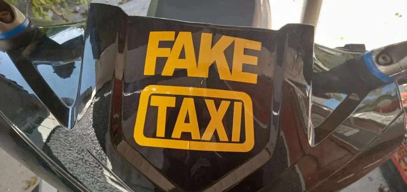 Наклейка на авто Faketaxi желтая светоотражающая 5