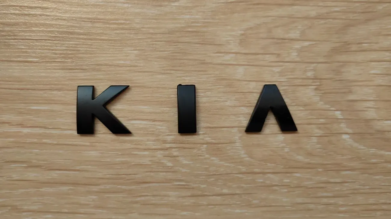 Металлические буквы Kia , киа на кузов авто