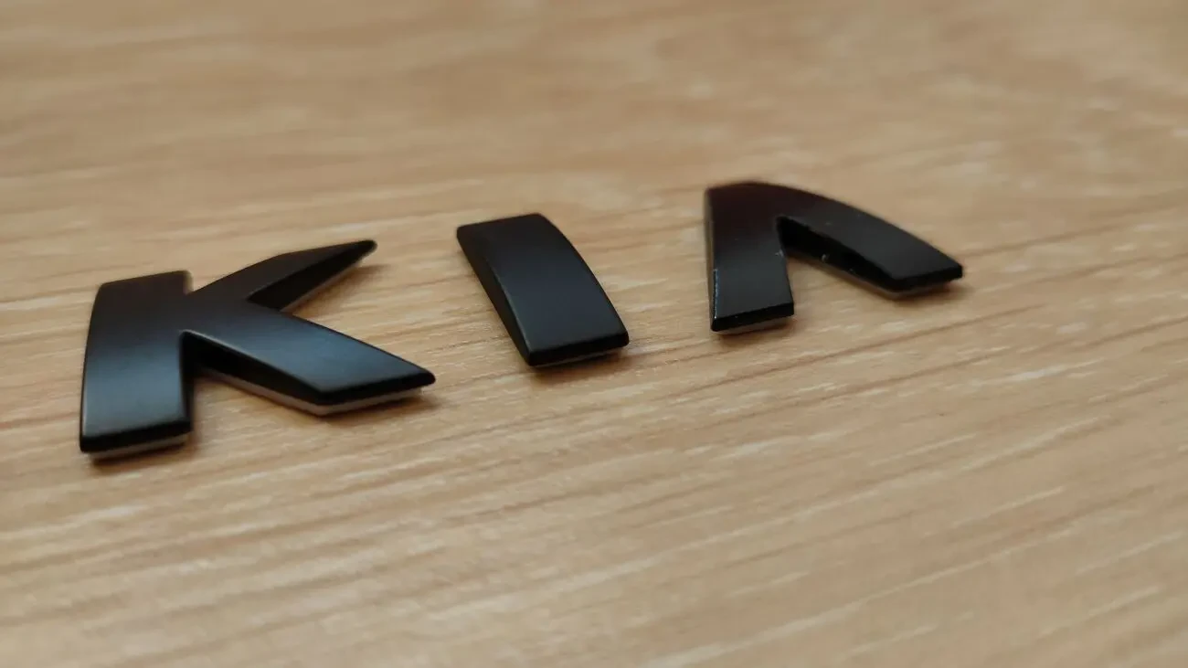 Металлические буквы Kia , киа на кузов авто 5