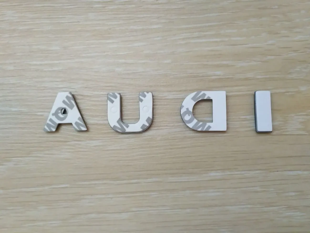 Металлические буквы Audi на кузов авто 2