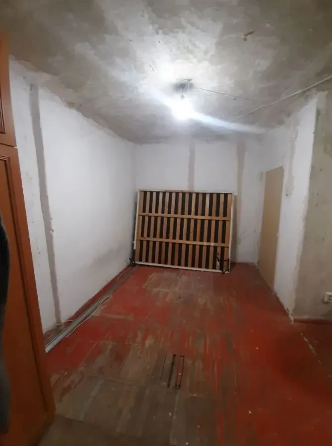 Продам редкую гостинку с балконом район Комунальний ринок... 5