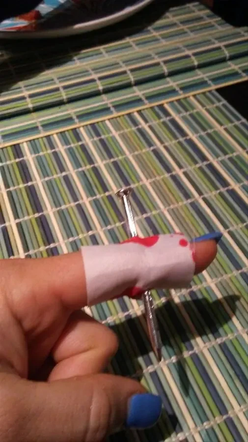 Пробитый палец розыгрыш прикол 8